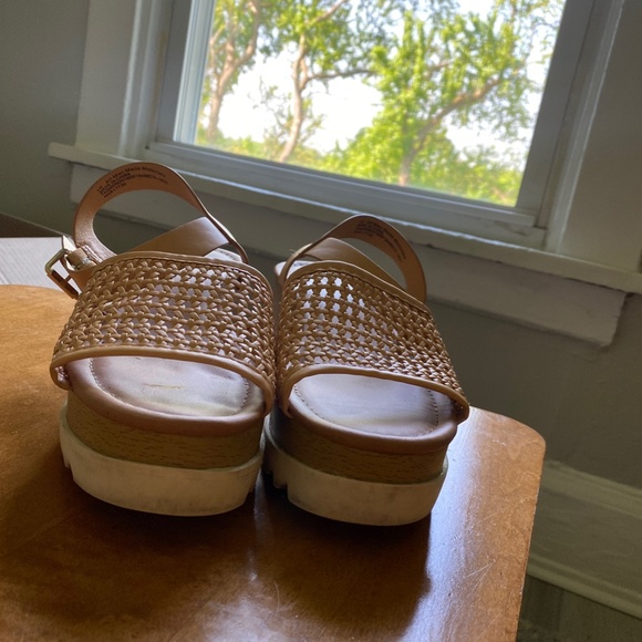 Universal Thread Tan Platform Sandals - Picture 4 of 6